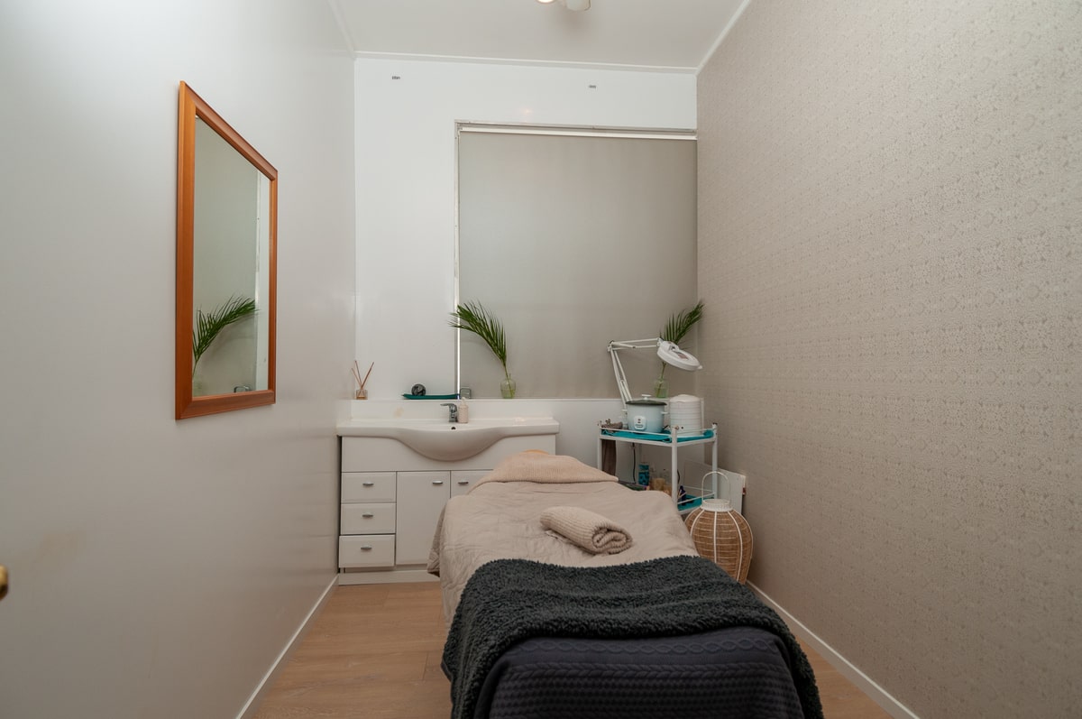 Facial_therapy_massage_room_Escape_Spa_Beauty_Clinic-min